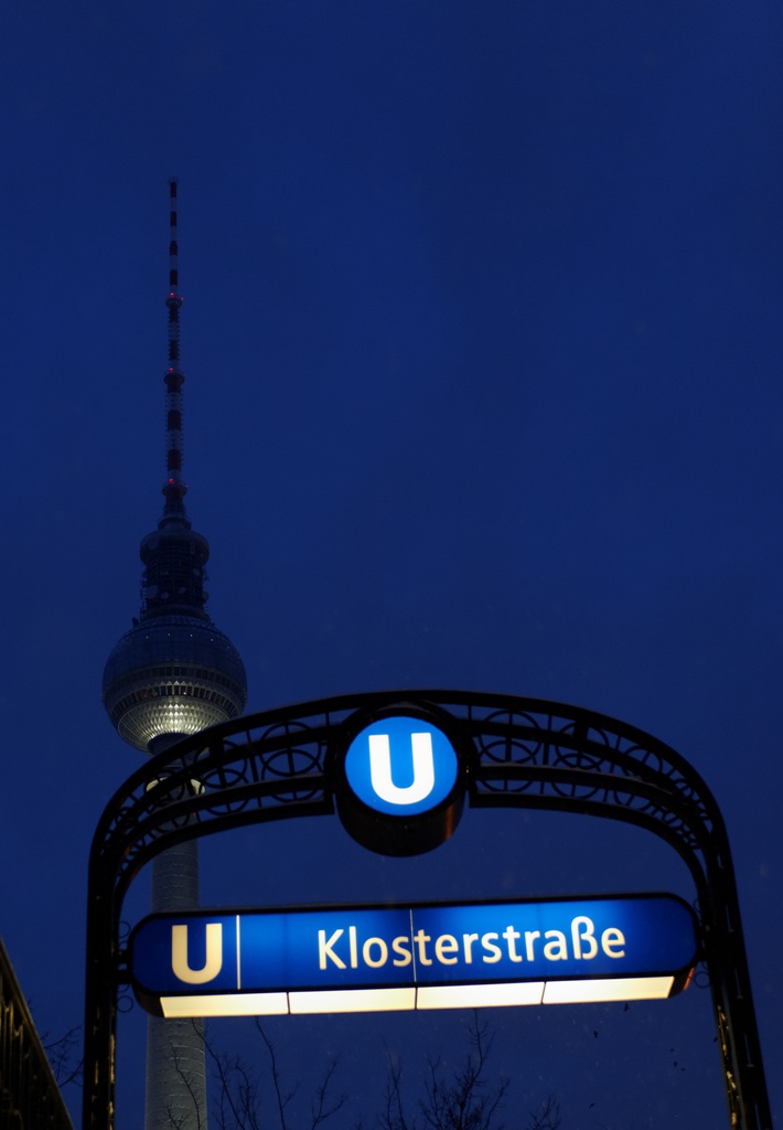 Berliner Fernsehturm vue depuis une entrée de métro